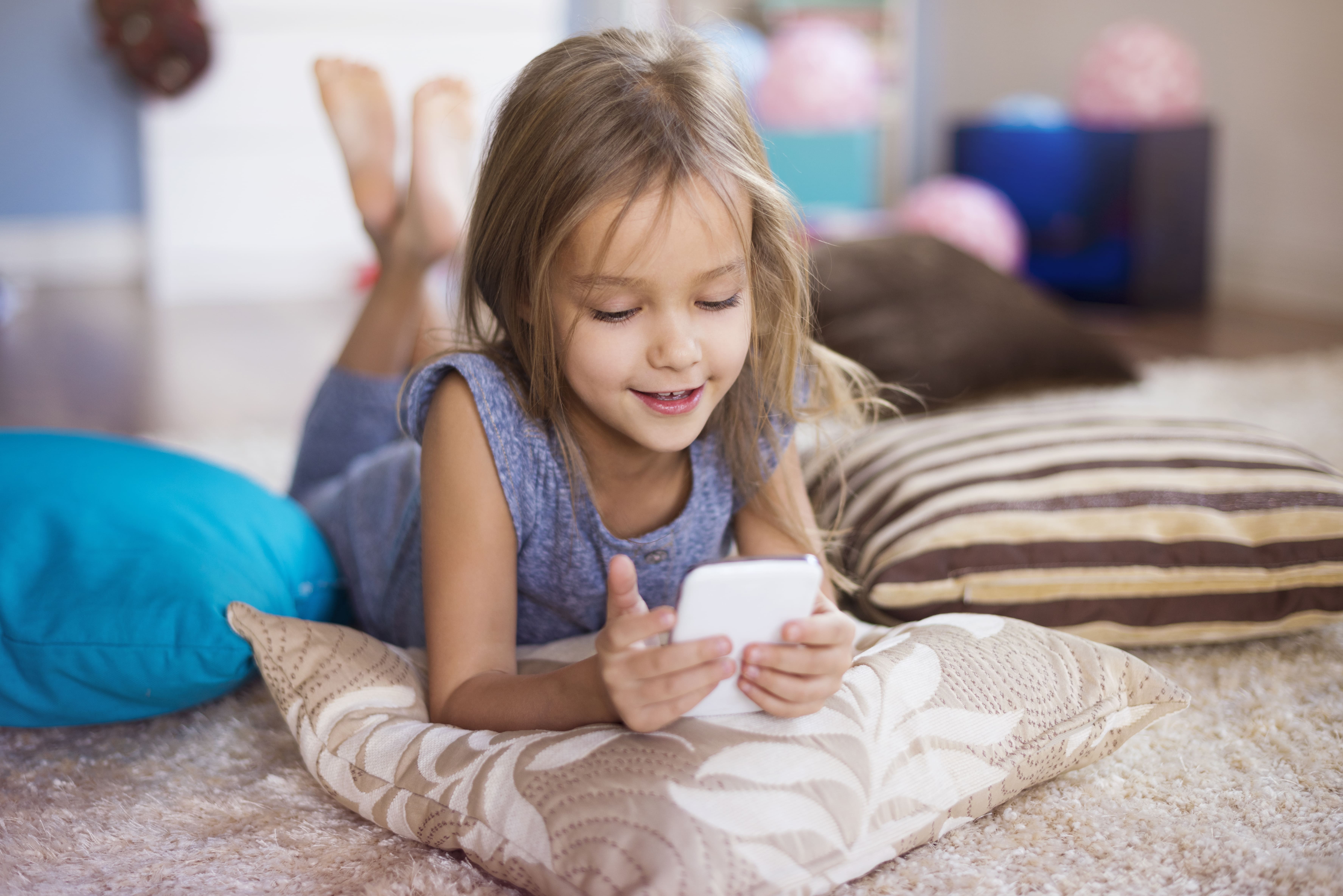 Использовать ребенка. Child with Phone. Отвлечь ребенка от телефона. Отвлечение картинка для детей. Ребенок с телефоном отдыхает.